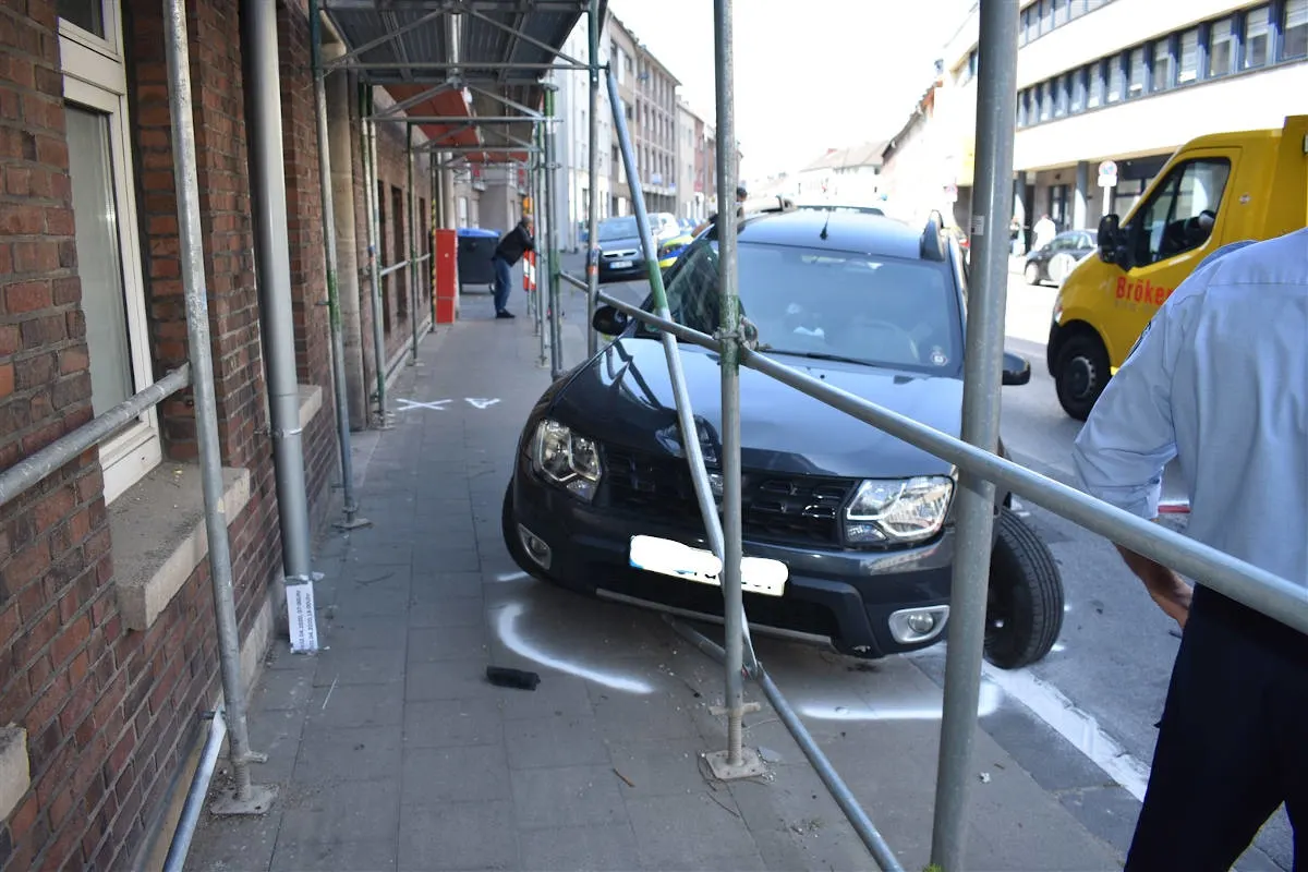 Mönchengladbach – Mit Pkw gegen Gerüst geprallt