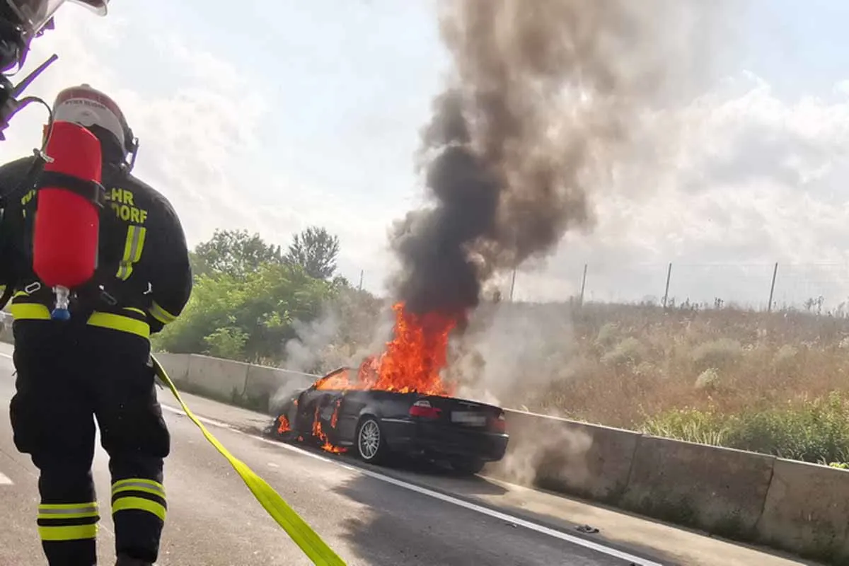 Wiener Neudorf - BMW-Cabrio auf der A2 in Flammen aufgegangen