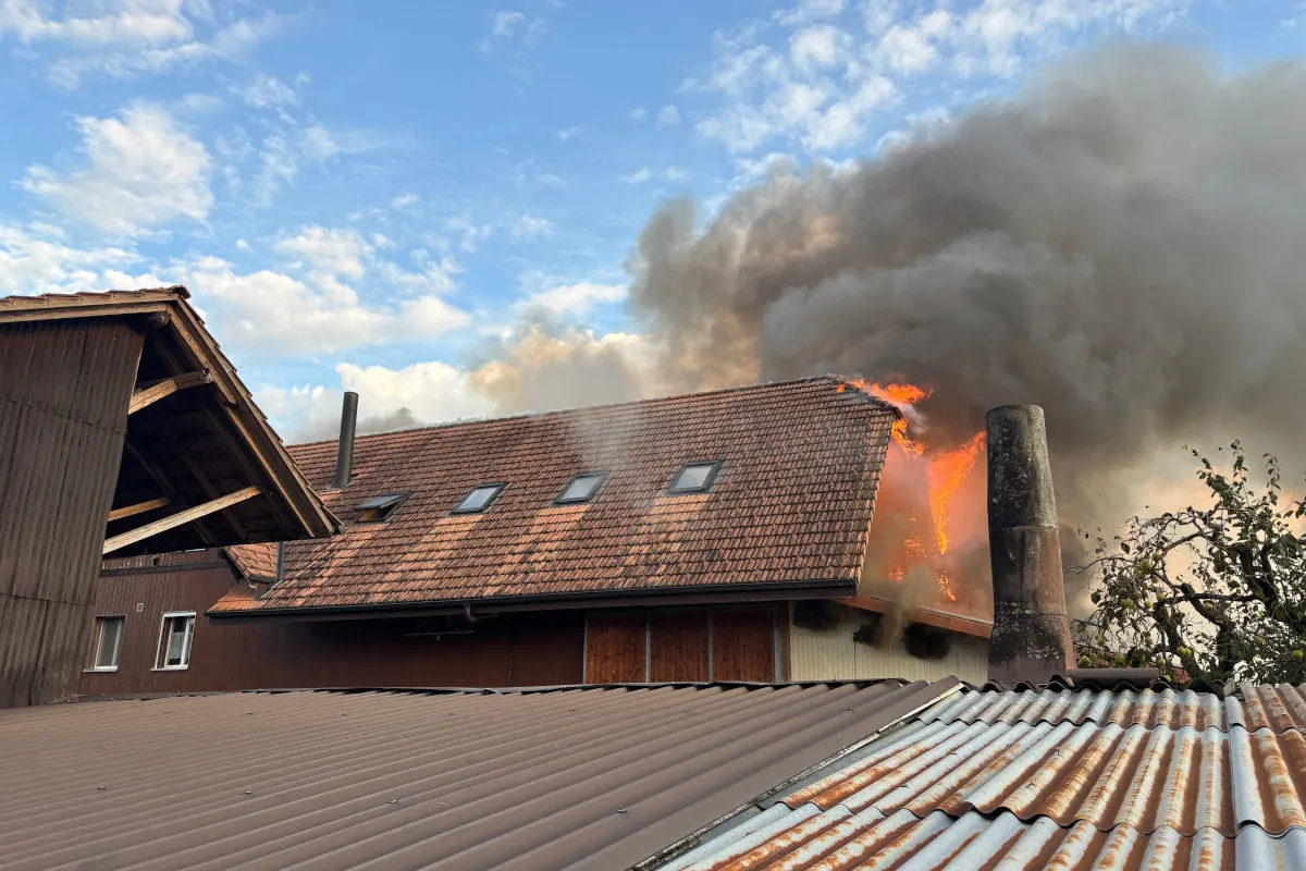 Kirchdorf BE – Dach eines Mehrfamilienhauses in Brand