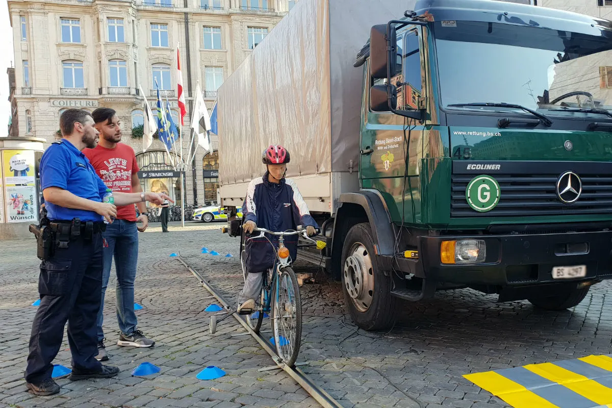Basel BS - Standaktion der Kantonspolizei am Europäischen Tag ohne Verkehrstote
