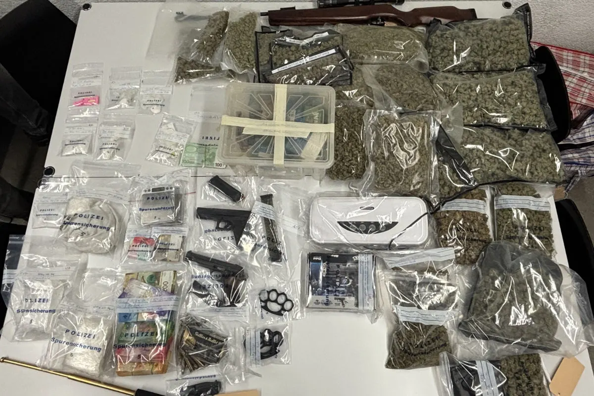 Auf einem Tisch liegen verschiedene Beutel, die Drogen, Waffen und Bargeld enthalten, alles von der Polizei beschlagnahmt.