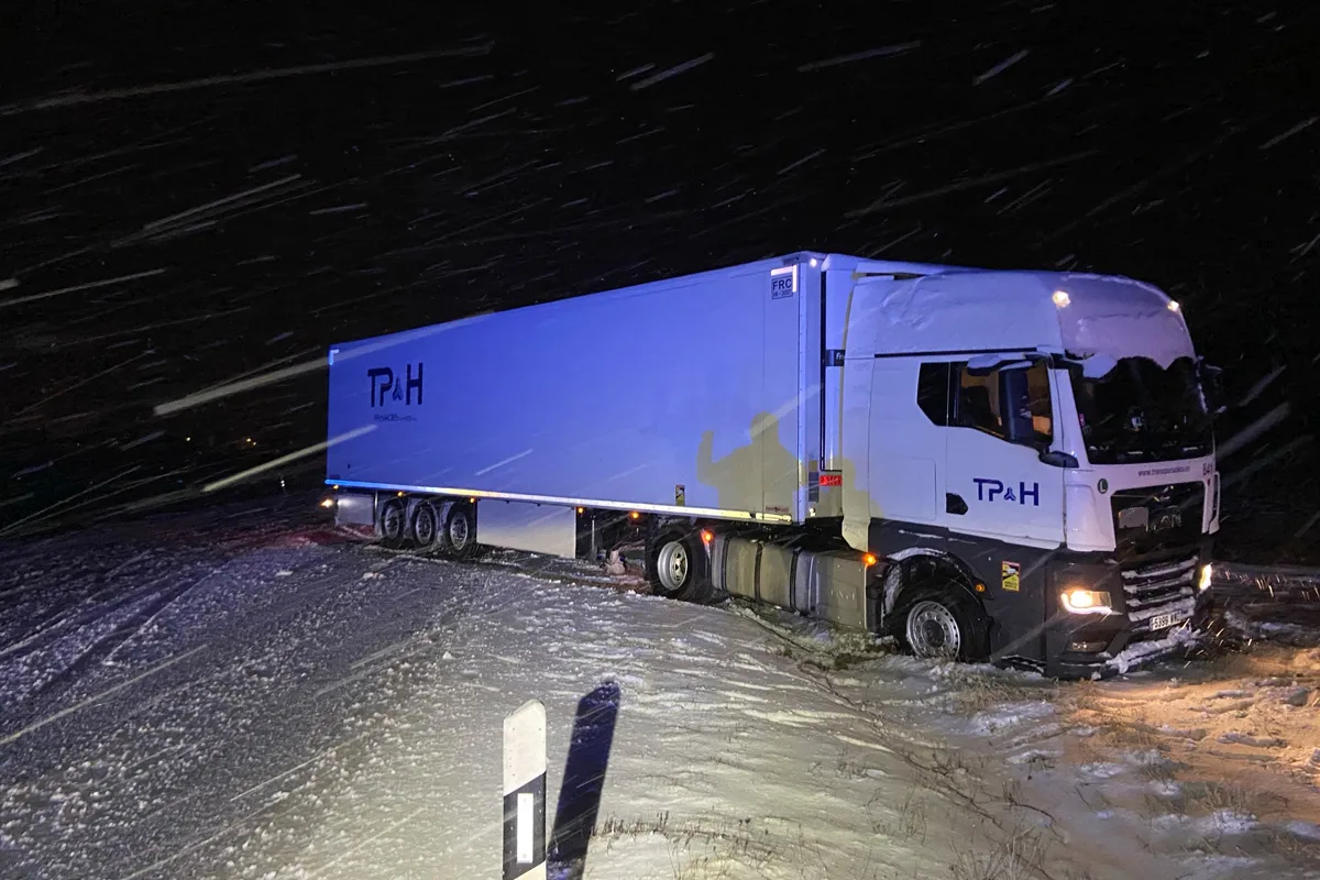 Morbach – Sattelschlepper blockiert Fahrbahn nach Unfall