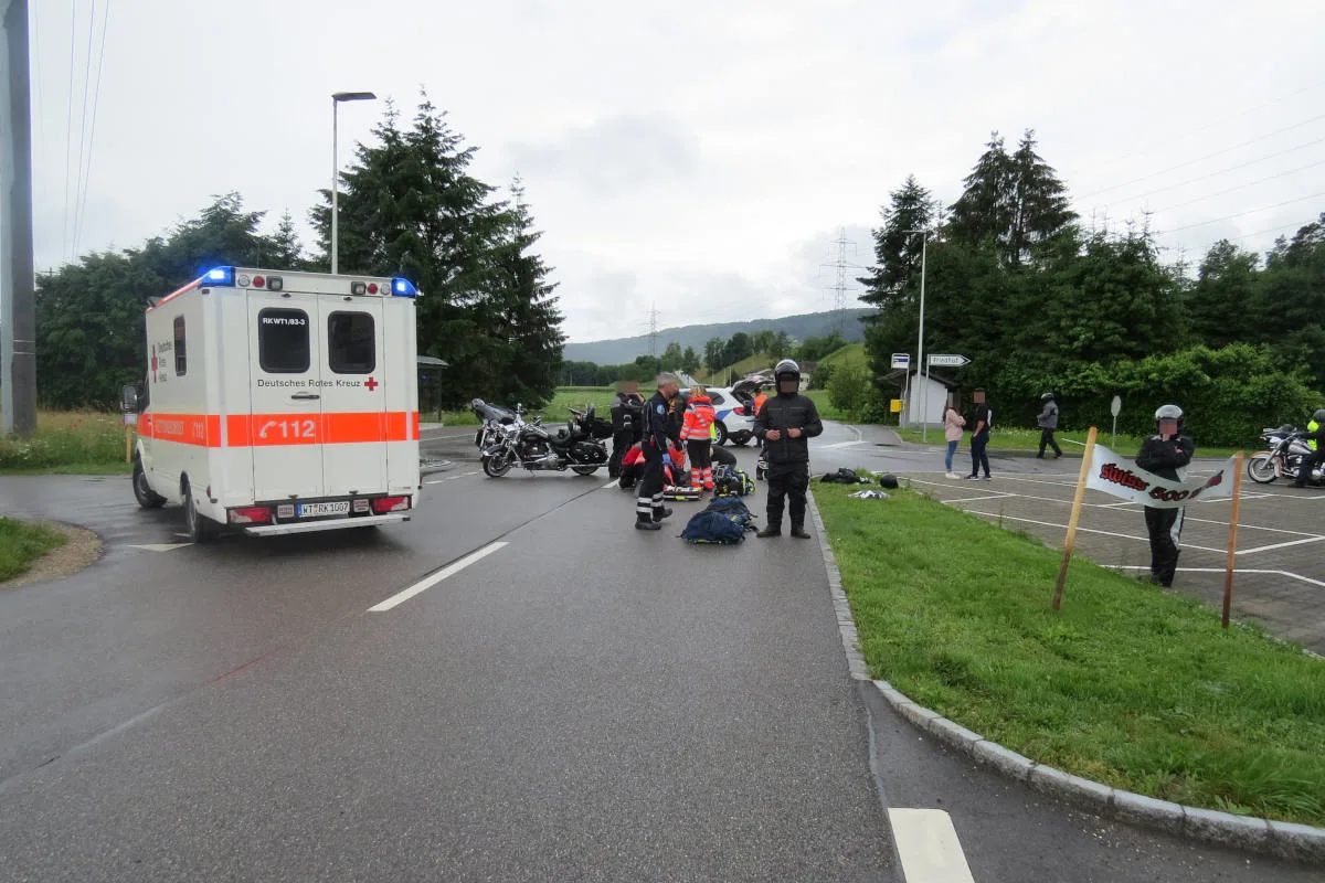 Kleindöttingen AG - Motorradfahrer verletzt ins Spital geflogen
