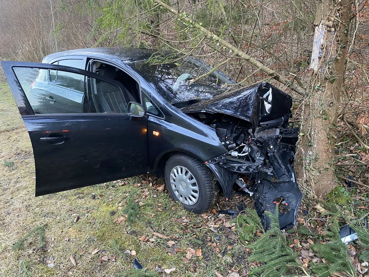 Hersberg BL – Selbstunfall auf eisglatter Fahrbahn
