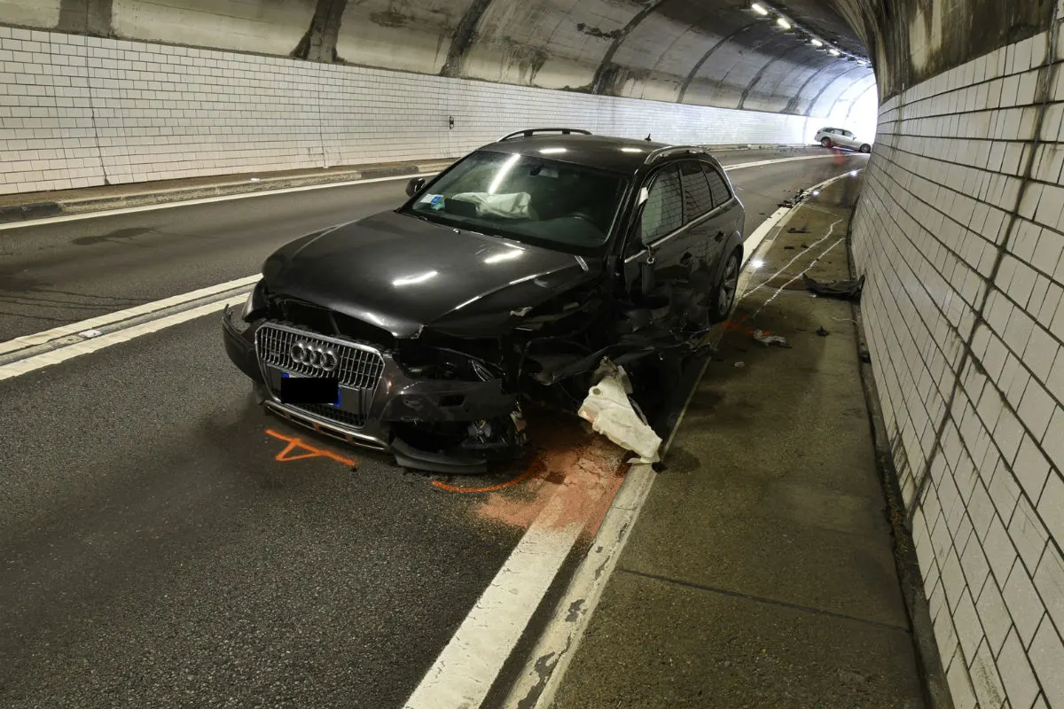 Rongellen GR - Totalschaden nach Kollision im Tunnel