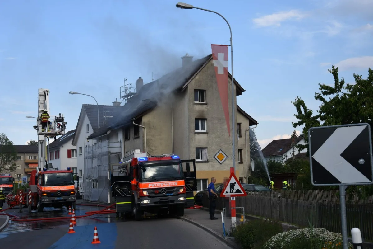 Steinach SG - Brand in Mehrfamilienhaus eine Person verletzt