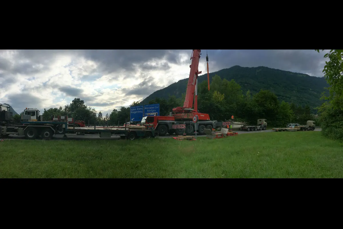 A8/Interlaken-Ost BE - Betonmischer-Aufbau kippt von Lastwagen
