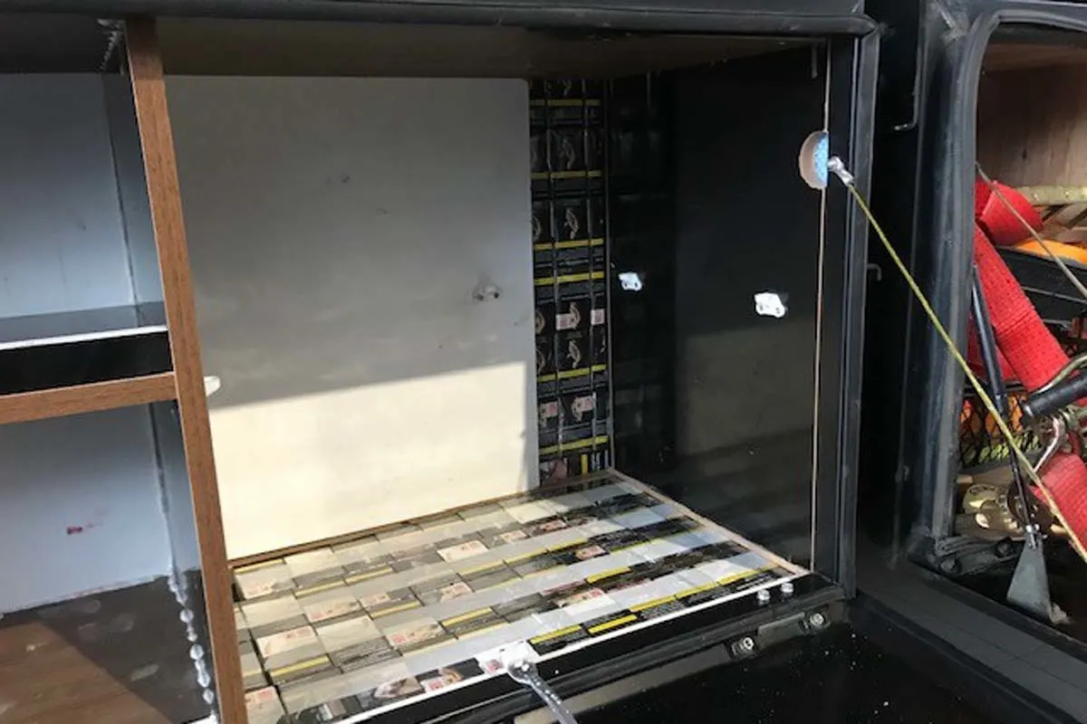Zöllner stoppen Zigarettenschmuggler in Landshut - Über 46 000 Zigaretten in verschiedenen Verstecken gefunden