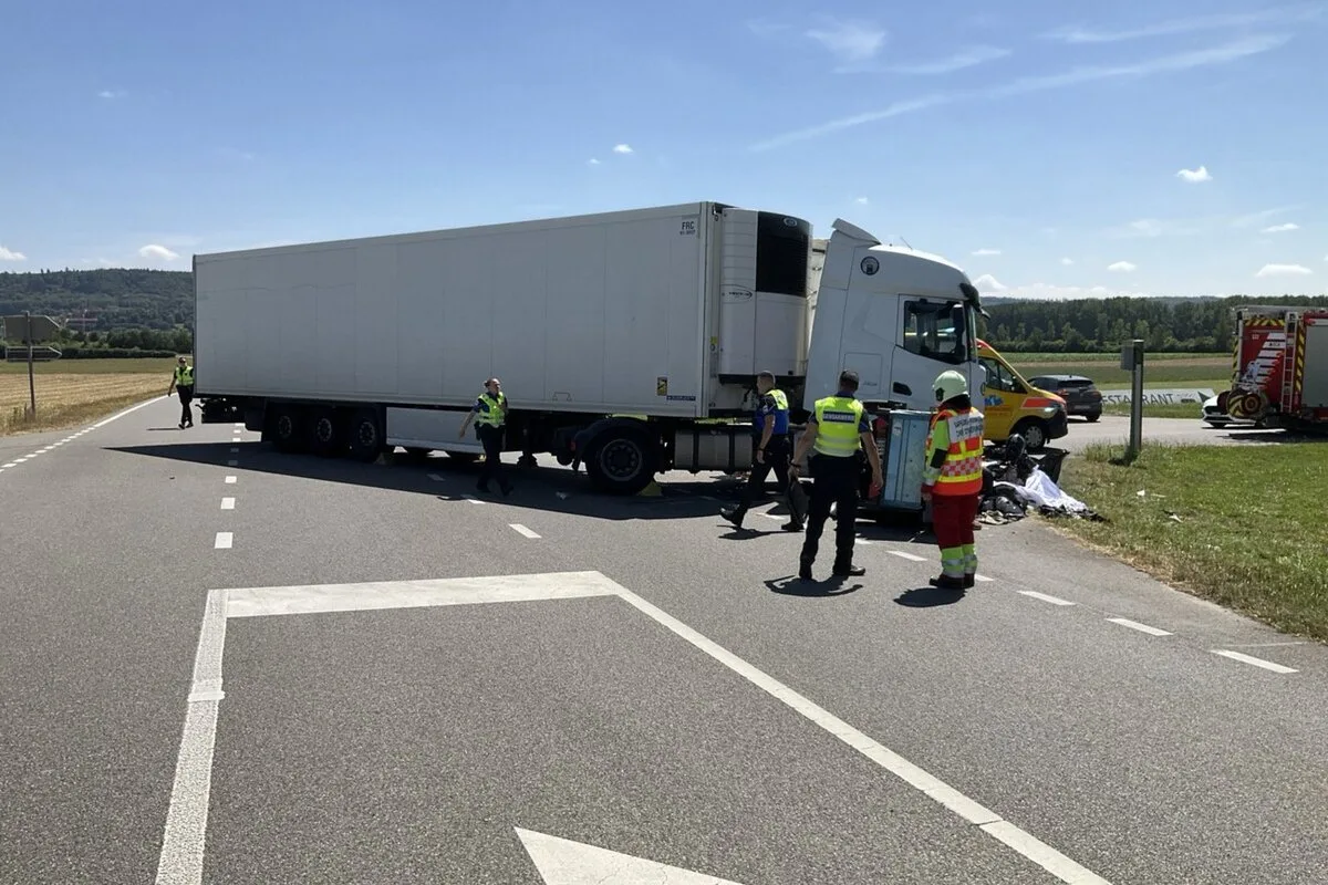 Avenches VD - Motorradfahrer tödlich von Lastwagen erfasst
