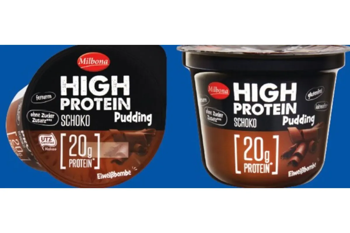 Zwei Becher Milbona High Protein Schoko Pudding sind nebeneinander auf einem blauen Hintergrund abgebildet. Beide zeigen das Etikett mit 20g Protein Hinweis.