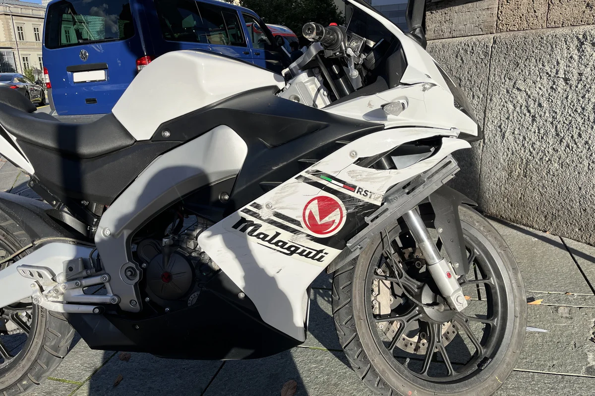 Chur GR - Motorradlenker erleidet unbestimmte Verletzungen bei Unfall