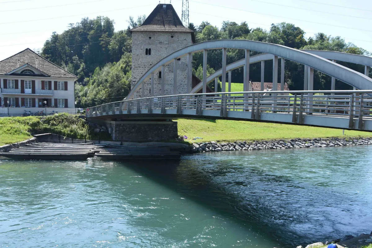 Uznach SG - Mann verletzt sich beim Sprung in die Linth