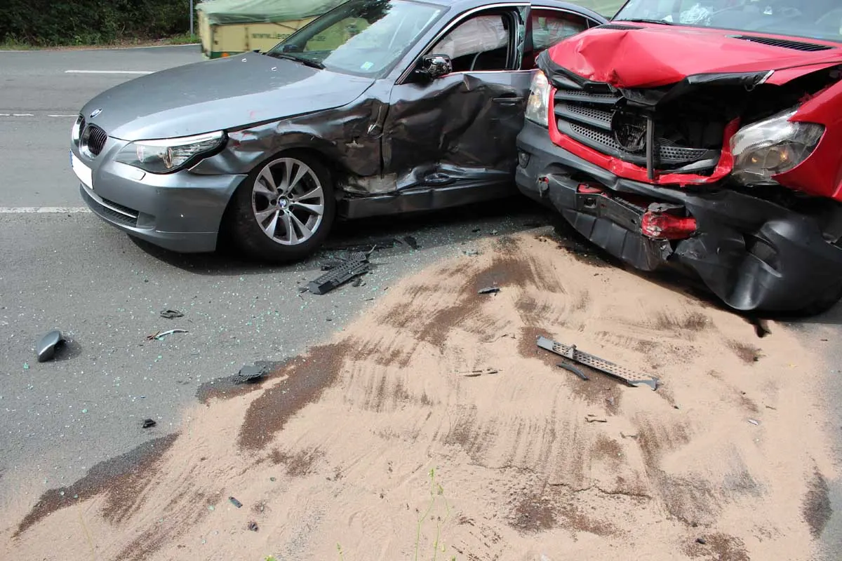 Ratingen - Vorfahrt missachtet - schwerer Verkehrsunfall