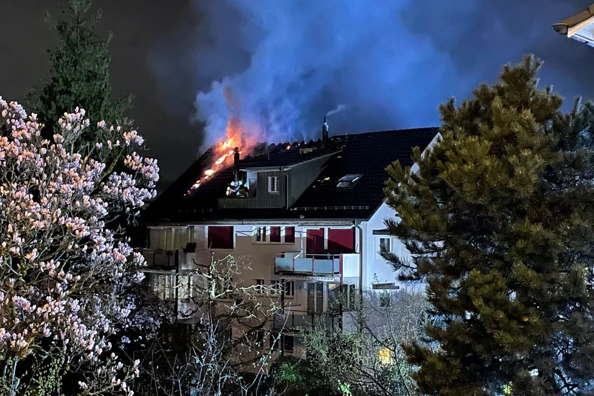 Rüschlikon ZH - Brand in Mehrfamilienhaus