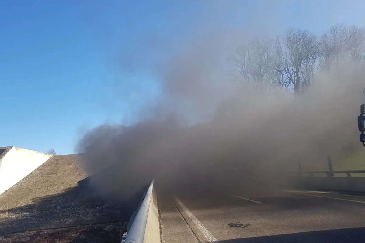 A16 Porrentruy JU - Lastwagenbrand im La Perche Tunnel