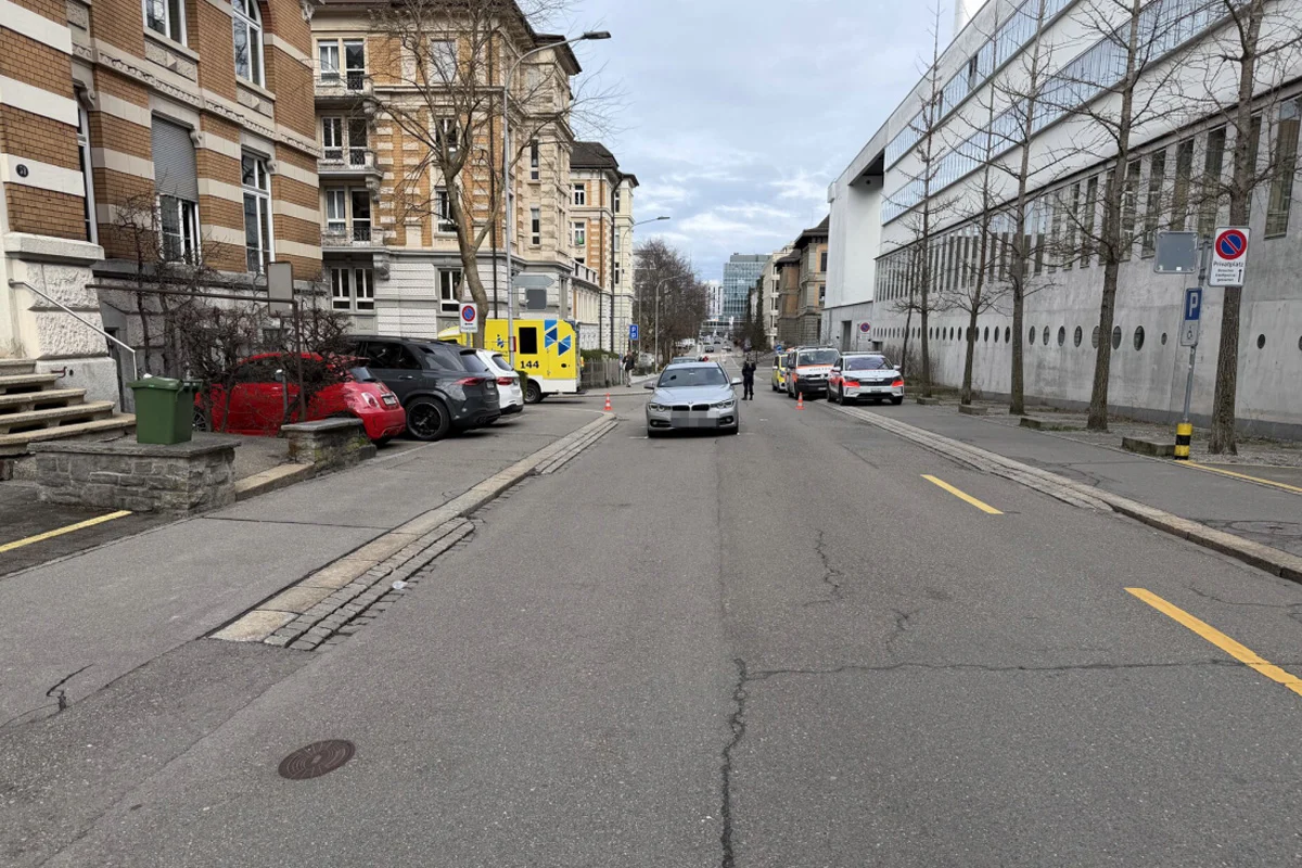 St. Gallen SG - Lenker erfasst Fussgängerin beim Rückwärtsfahren