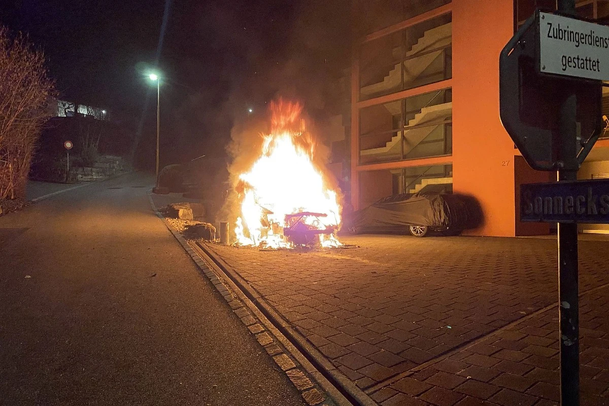Bubendorf BL - Fahrzeugbrand erfordert Feuerwehreinsatz – Polizei sucht Zeugen