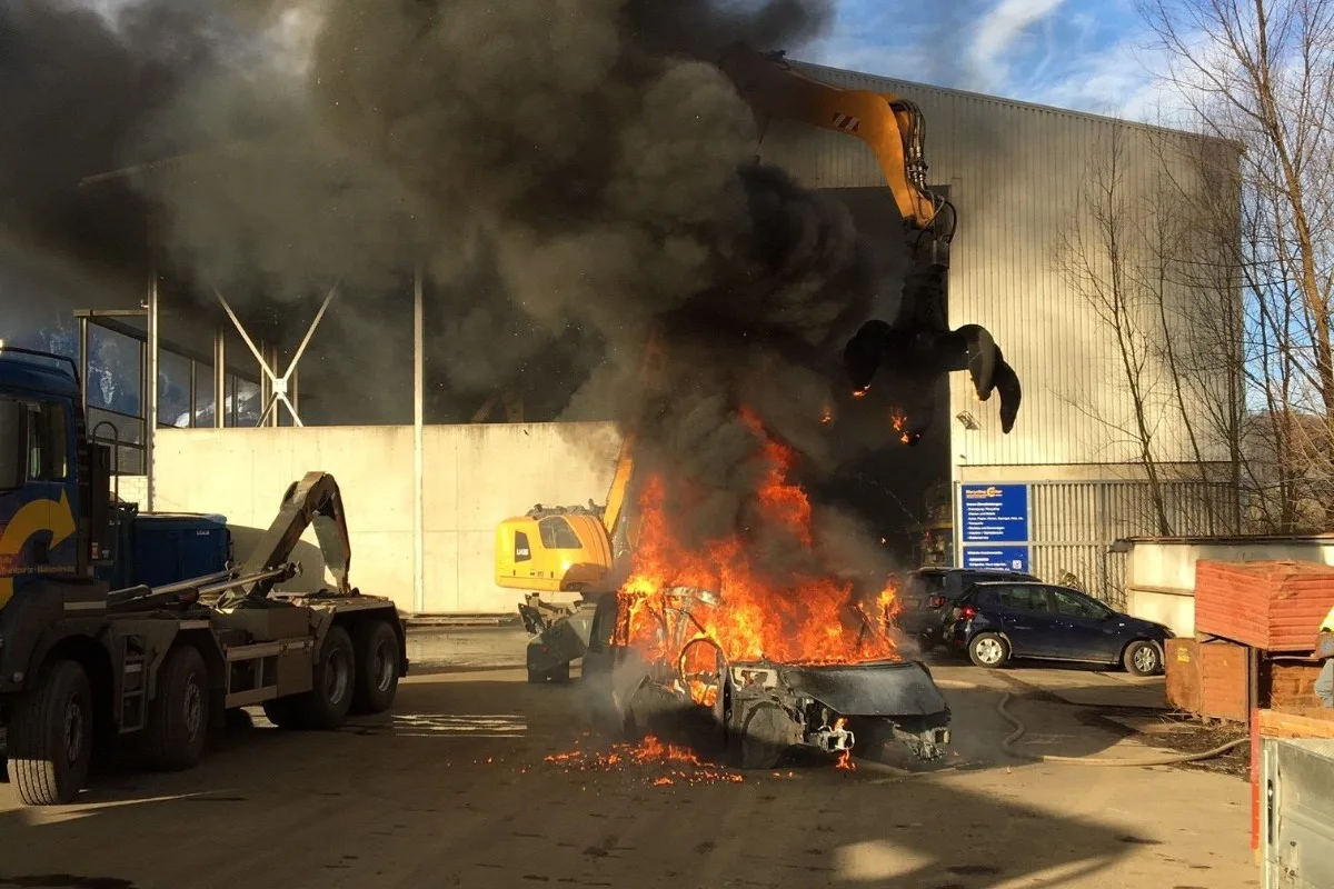 Mollis GL / Weesen SG - Abbruchfahrzeuge geraten in Brand!