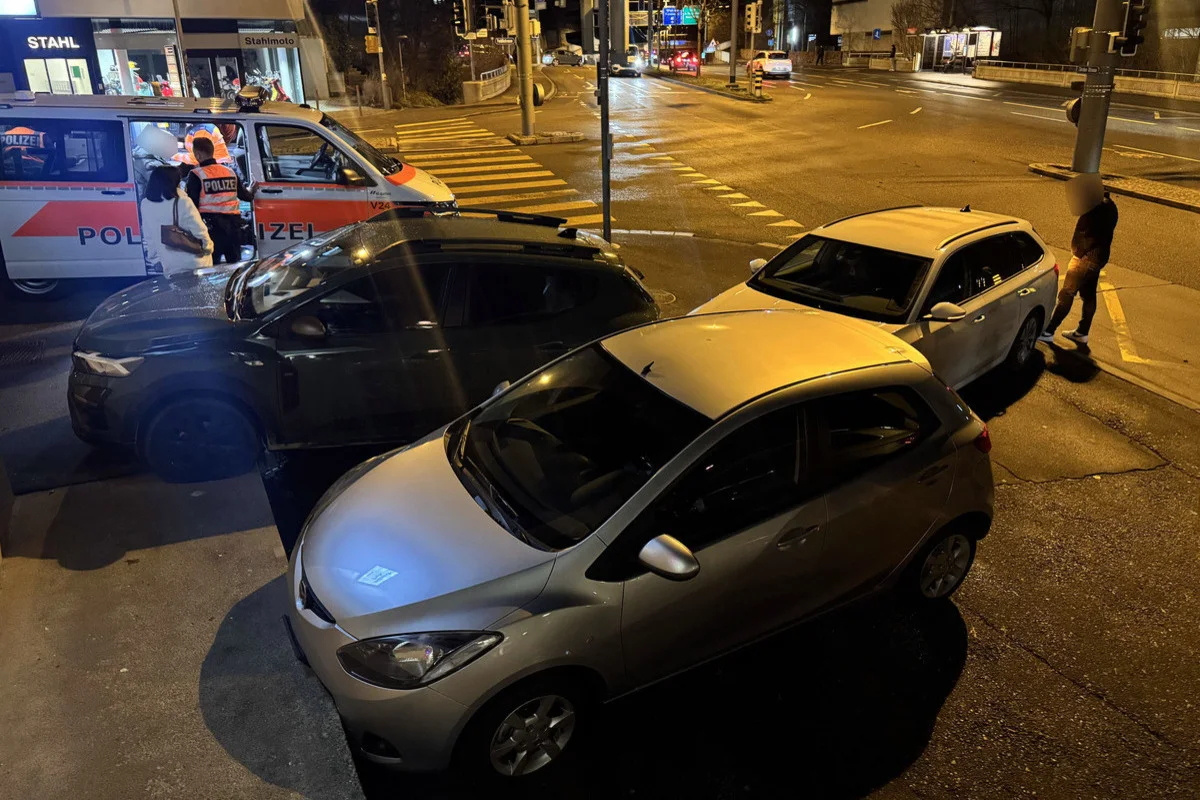 St. Gallen – Vier Autos bei Unfall an Kreuzung beschädigt