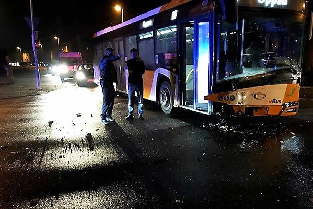 Dringender Zeugenaufruf aus Ludwigshafen - Unfall zwischen Auto und Bus mit Fahrgäste