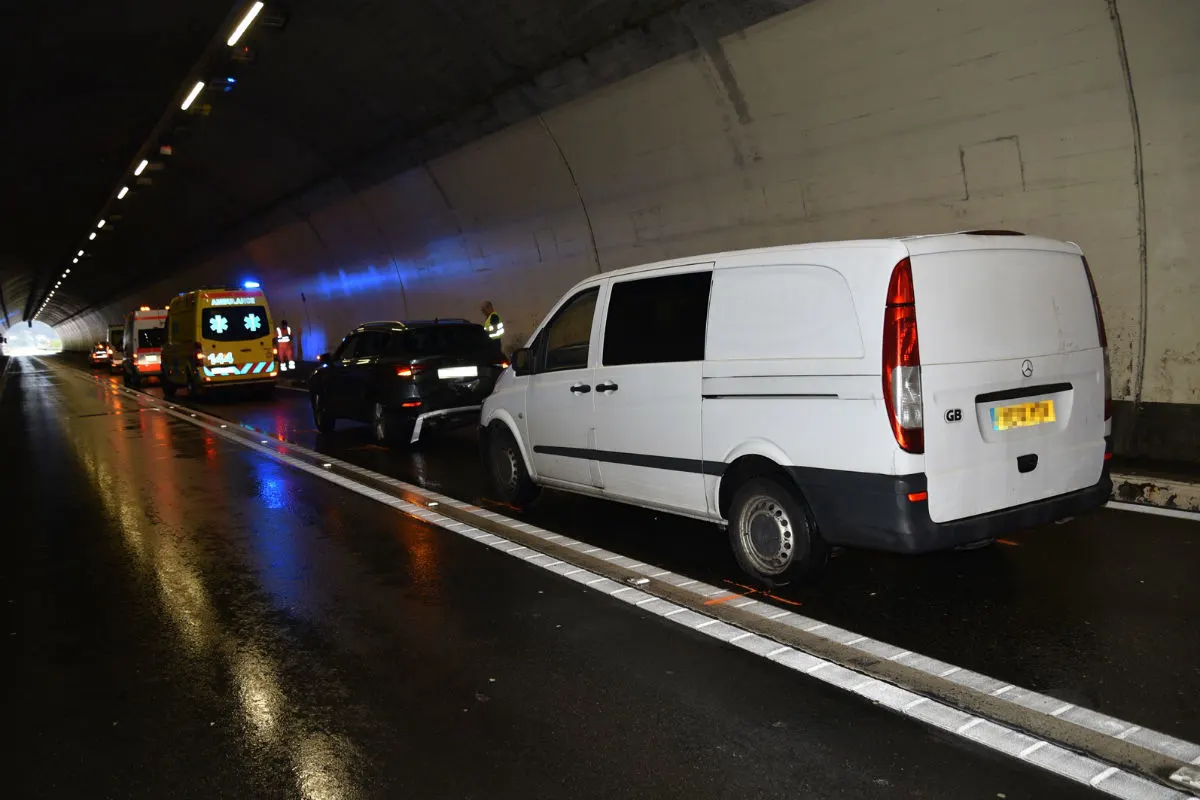 Bonaduz GR - Auffahrunfall mit drei Fahrzeugen im Tunnel