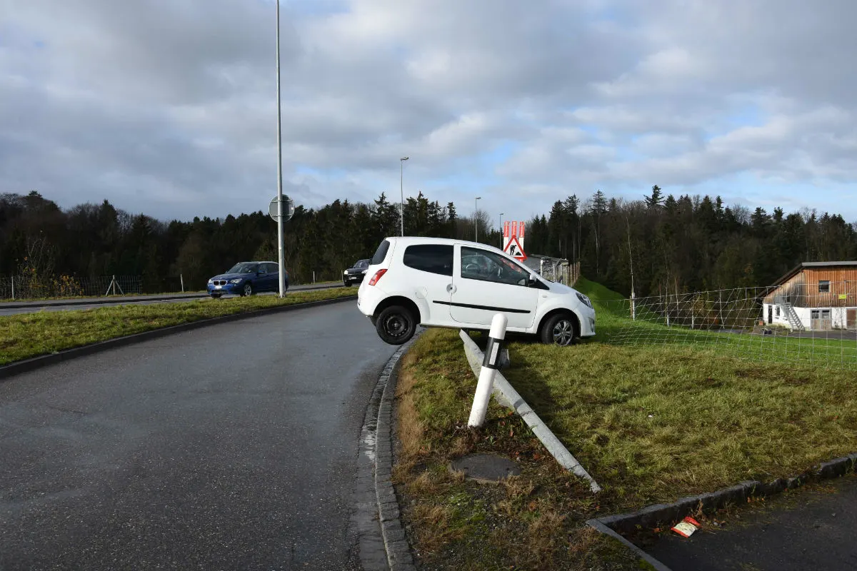 Tübach SG - Mit Auto auf Leitplanke gelandet