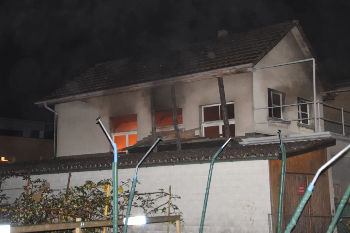 Mehrere 10'000 Franken Sachschaden in Balsthal SO - Technischer Defekt am Telefon-Akku löste Brand aus