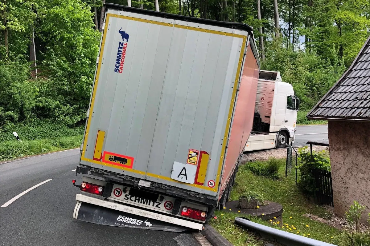 Hille – LKW muss nach Unfall mit Kran geborgen werden
