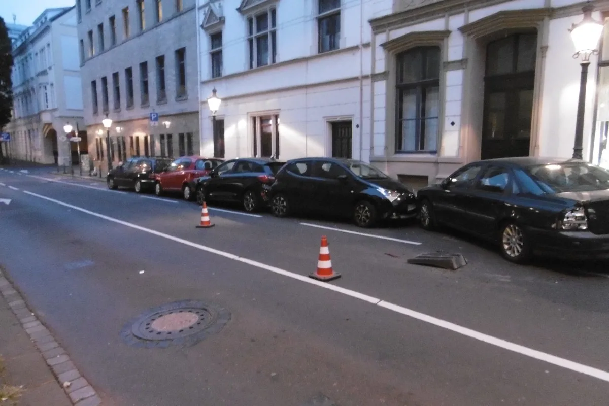Bonn - Fünf Autos beschädigt und abgehauen