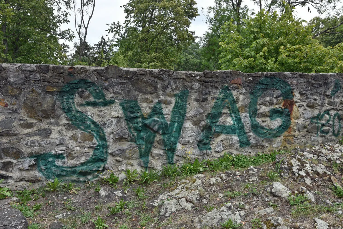 Schellenberg FL - Sprayereien bei Burgruine