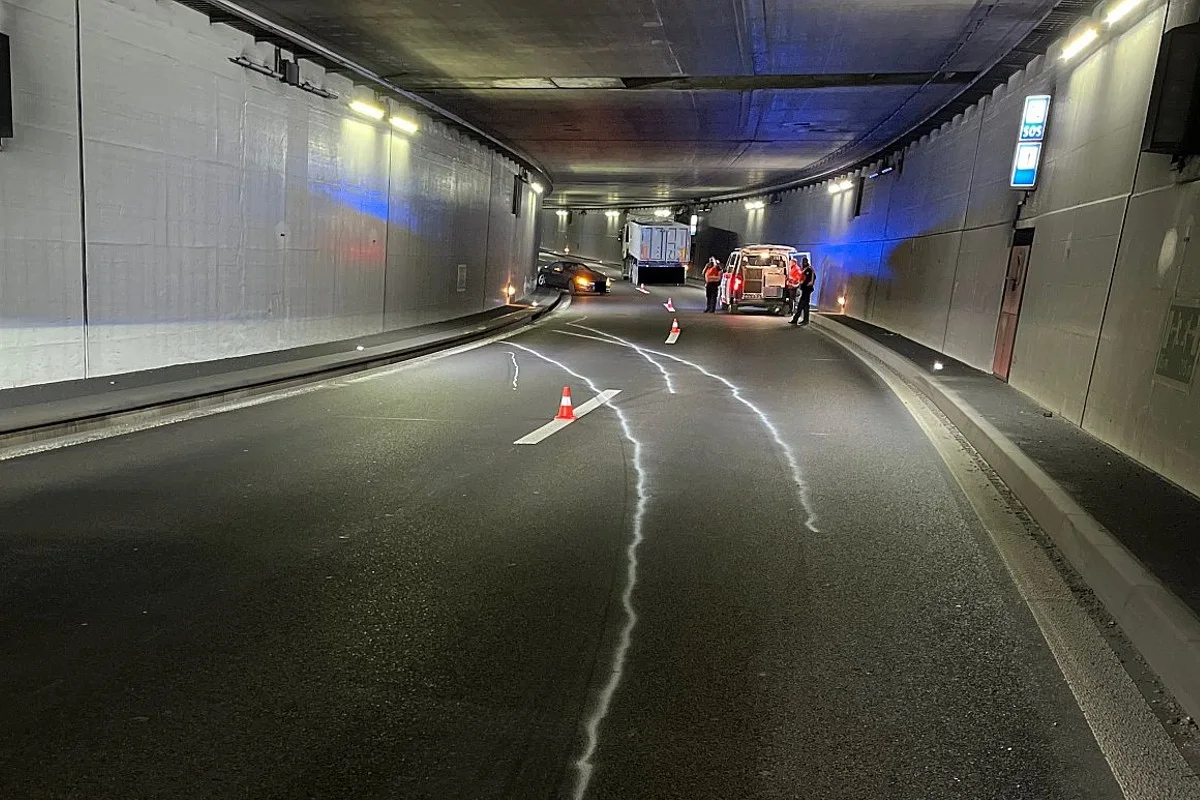 Lastwagen übersieht Mercedes im Schänzlitunnel auf der A18 bei Muttenz BL