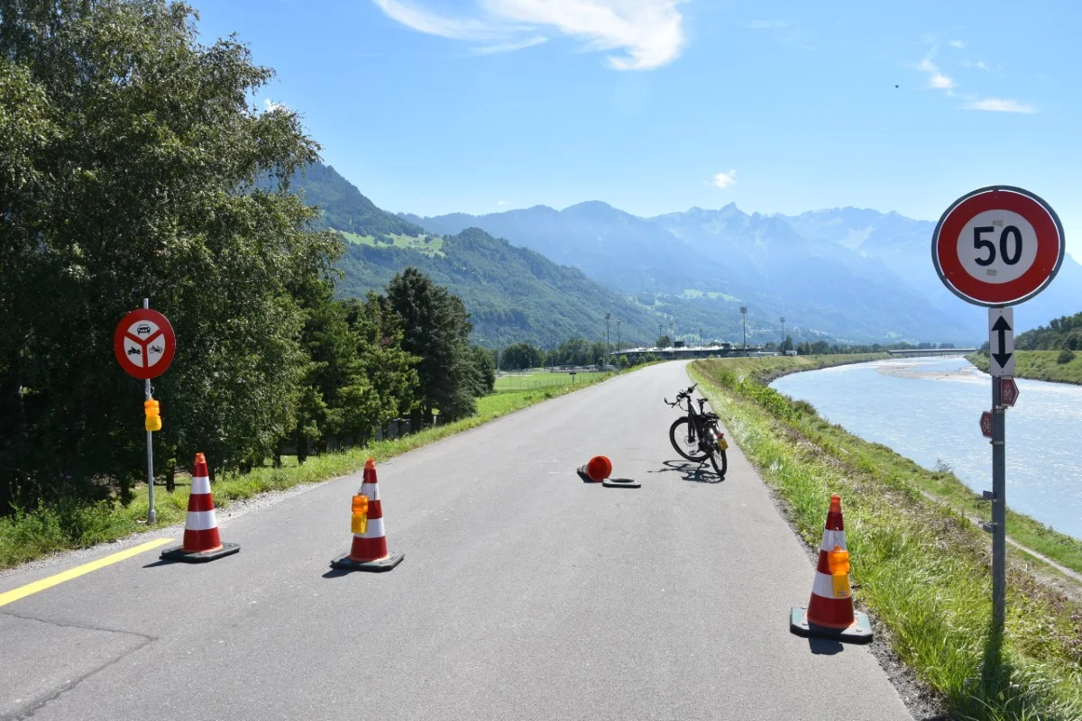 Vaduz FL - Elektrofahrradlenker fährt in die Strassensperrung und verletzt sich dabei