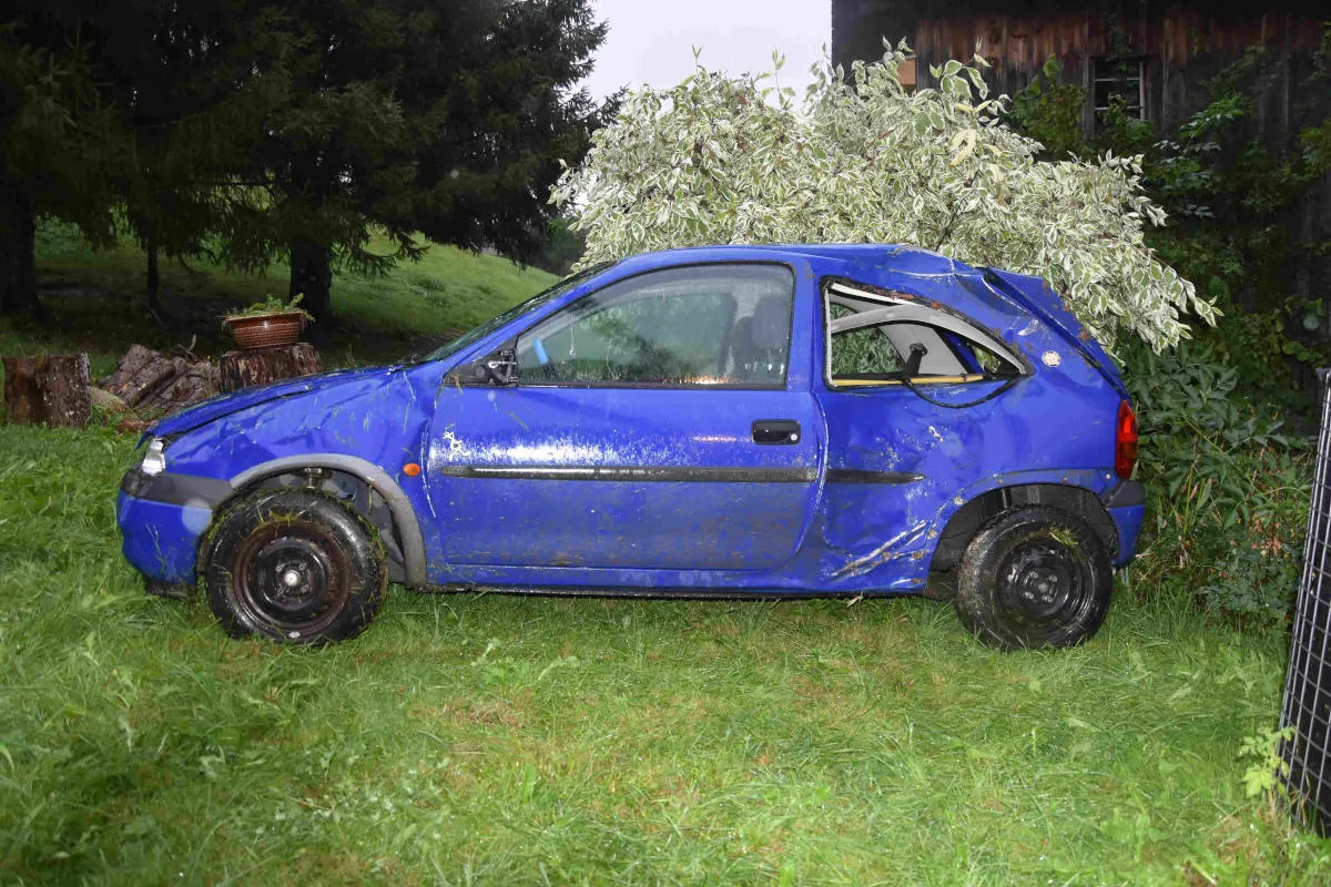 Spektakulärer Unfall in Gams SG – Mit Auto mehrmals überschlagen