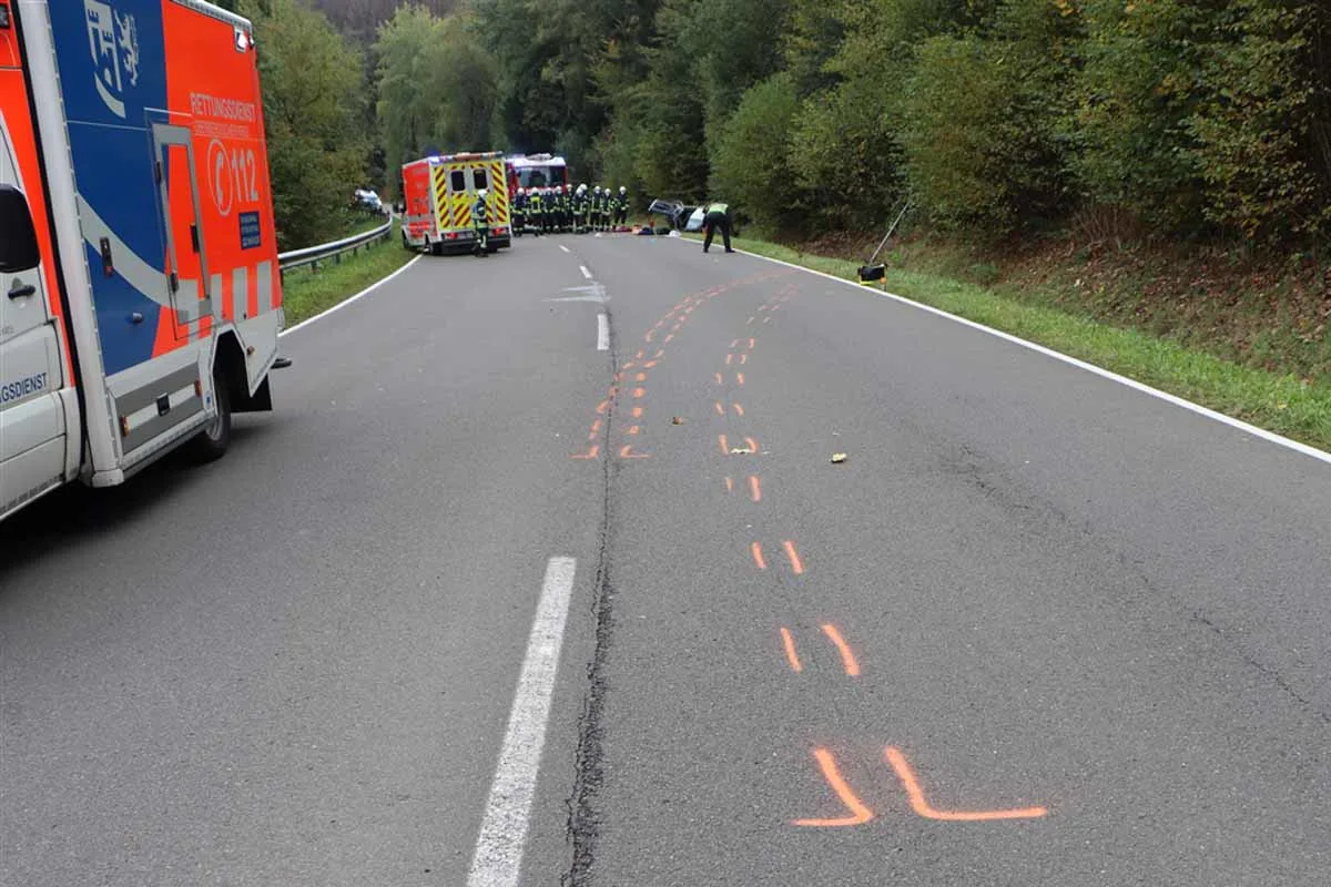Verkehrsunfall mit drei Verletzten in Gummersbach - BMW Mini überschlägt sich
