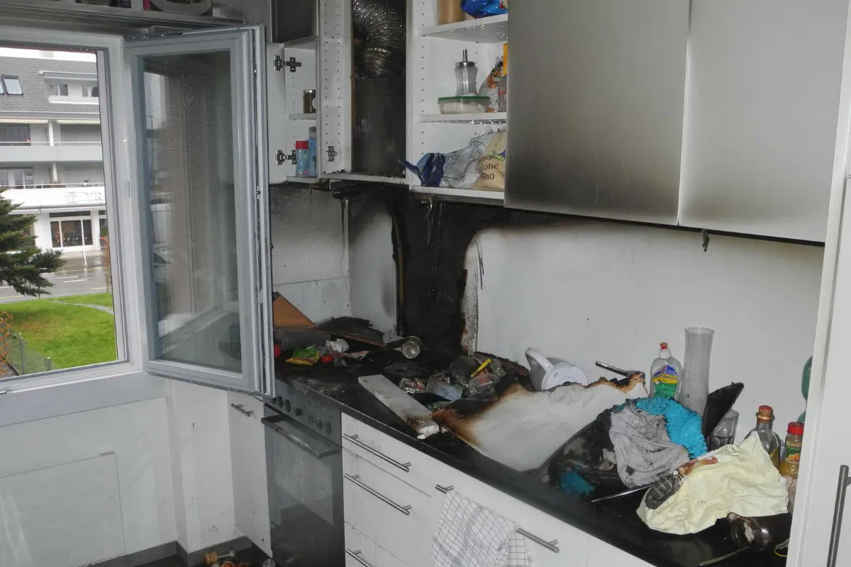 Altendorf SZ - Pfanne auf Herd vergessen