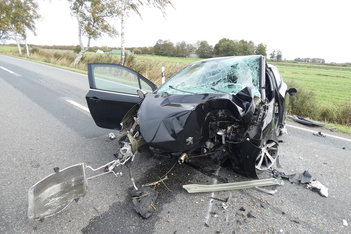 B495 Osten NI – Frau (22) stirbt bei frontalem Unfall nach Überholmanöver