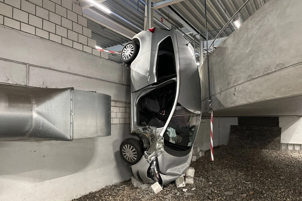 Füllinsdorf BL - Auto stürzt nach Unfall drei Meter in die Tiefe