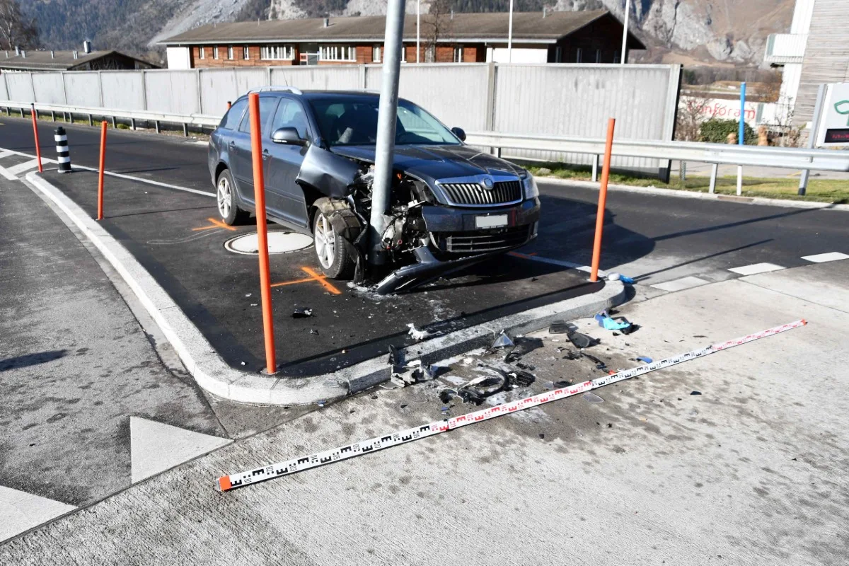 Chur GR - Heftiger Selbstunfall auf der Emserstrasse