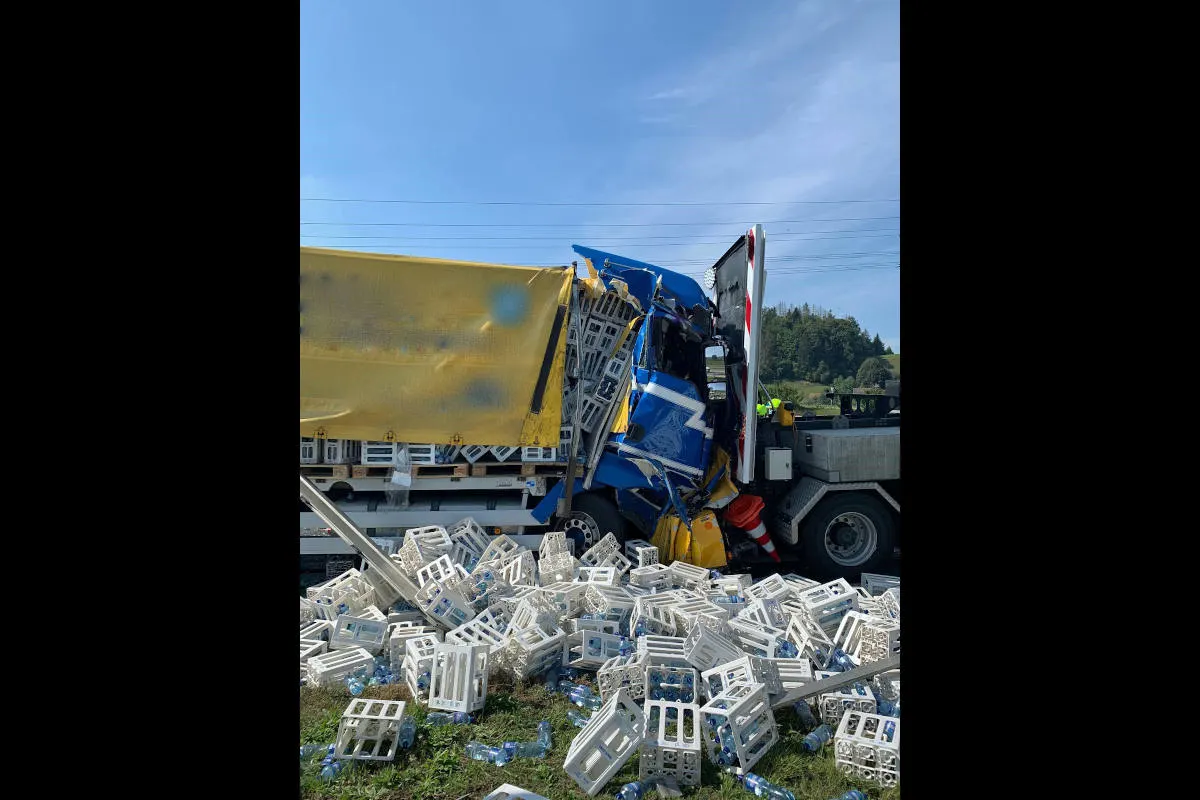 Schwerer Unfall auf der A2 bei Reiden LU – Kollision zwischen Anhängerzug und Anpralldämpfer – eine Person verletzt