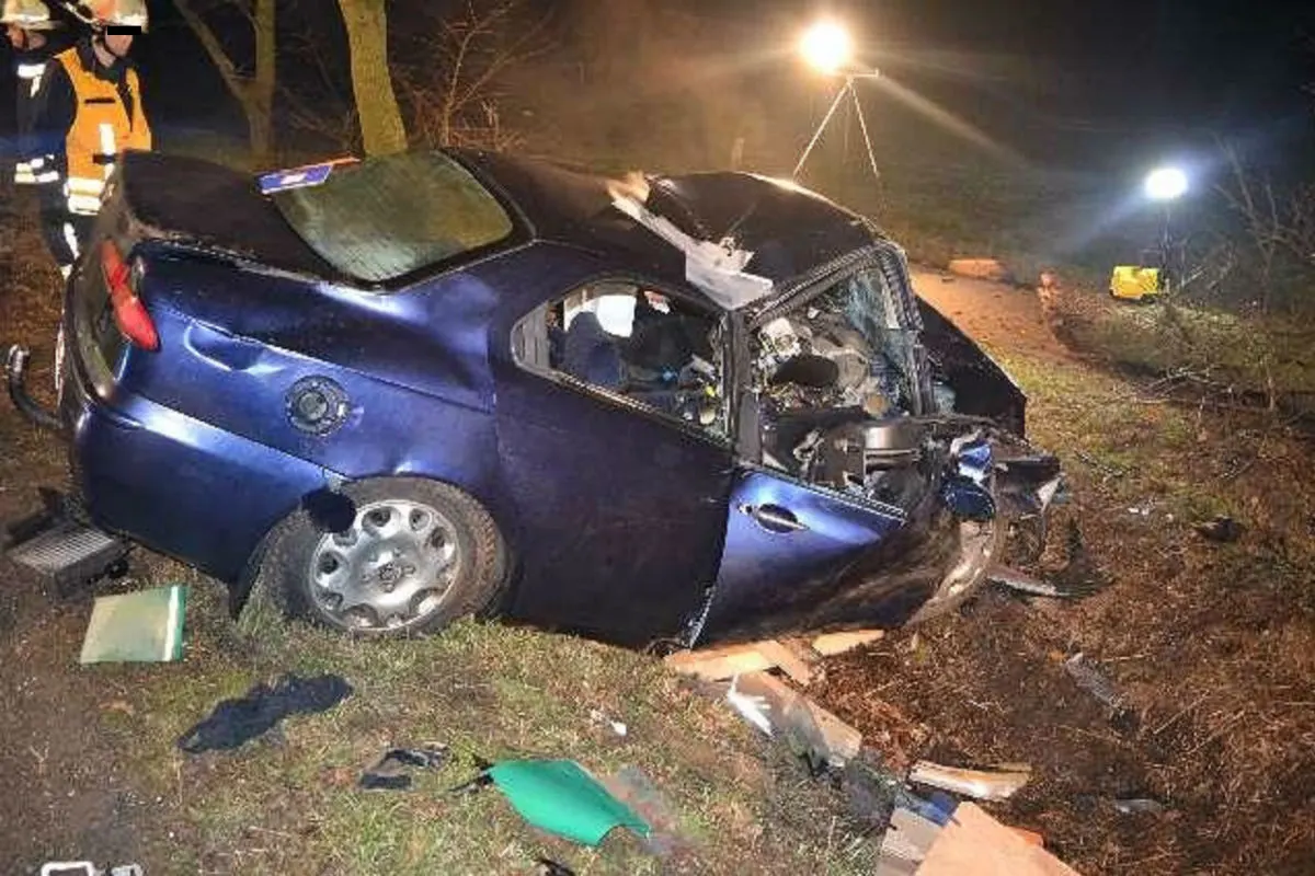 Alfa Romeo prallt gegen Baum 