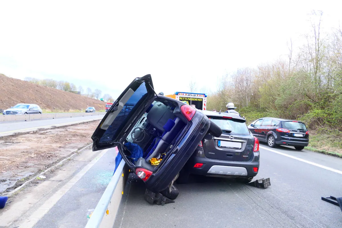 B1 Dortmund - Ein Fahrer wurde bei Kollision eingeklemmt