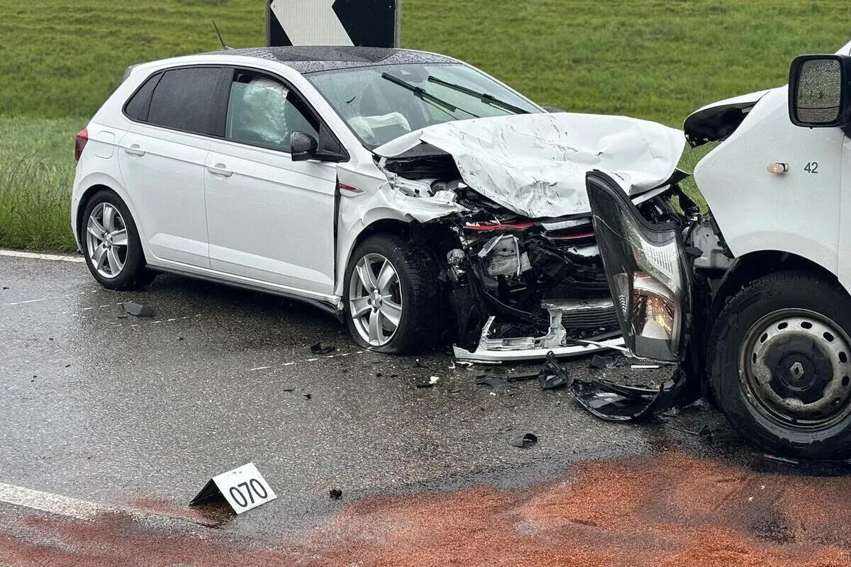 Eglisau ZH - Zürcherstrasse nach Frontalkollision gesperrt