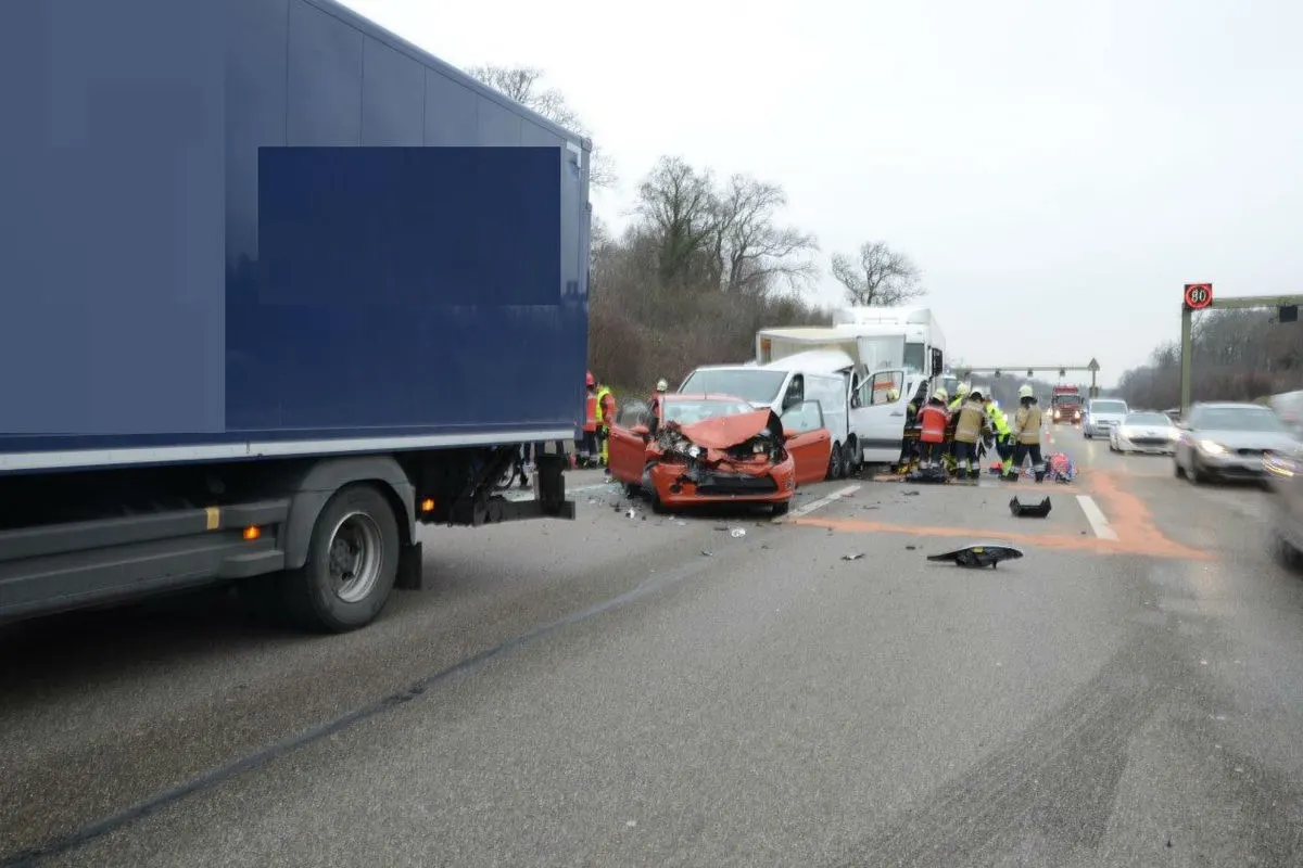 A2/Muttenz BL - Fünf Personen bei Auffahrkollision verletzt