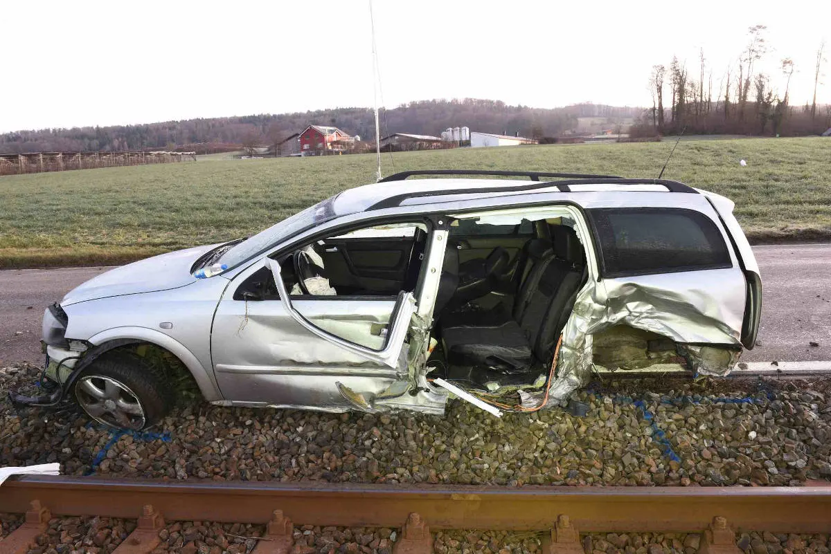 Gelfingen LU - Kollision zwischen zwei Personenwagen fordert 6 Verletzte