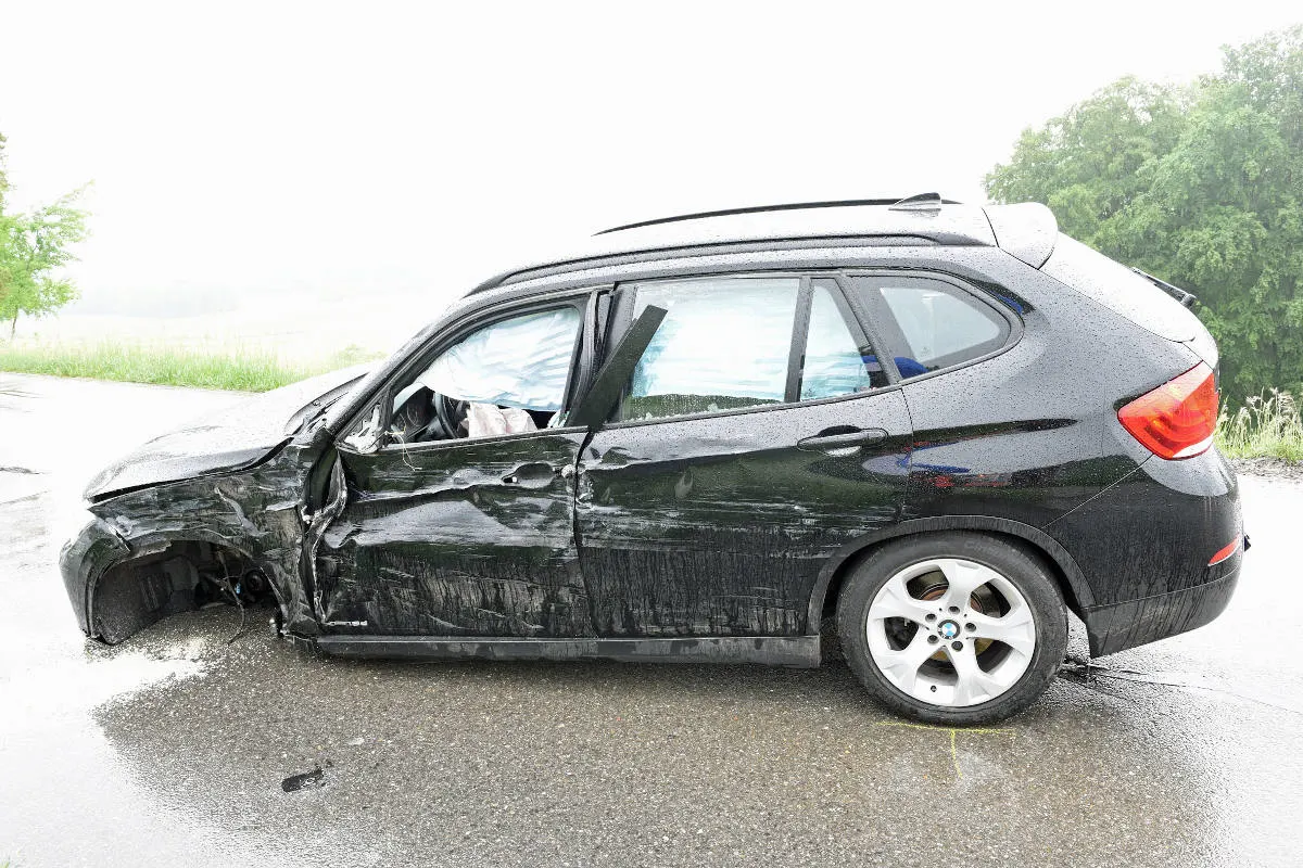 Knutwil LU – Kollision zwischen Lieferwagen und Auto