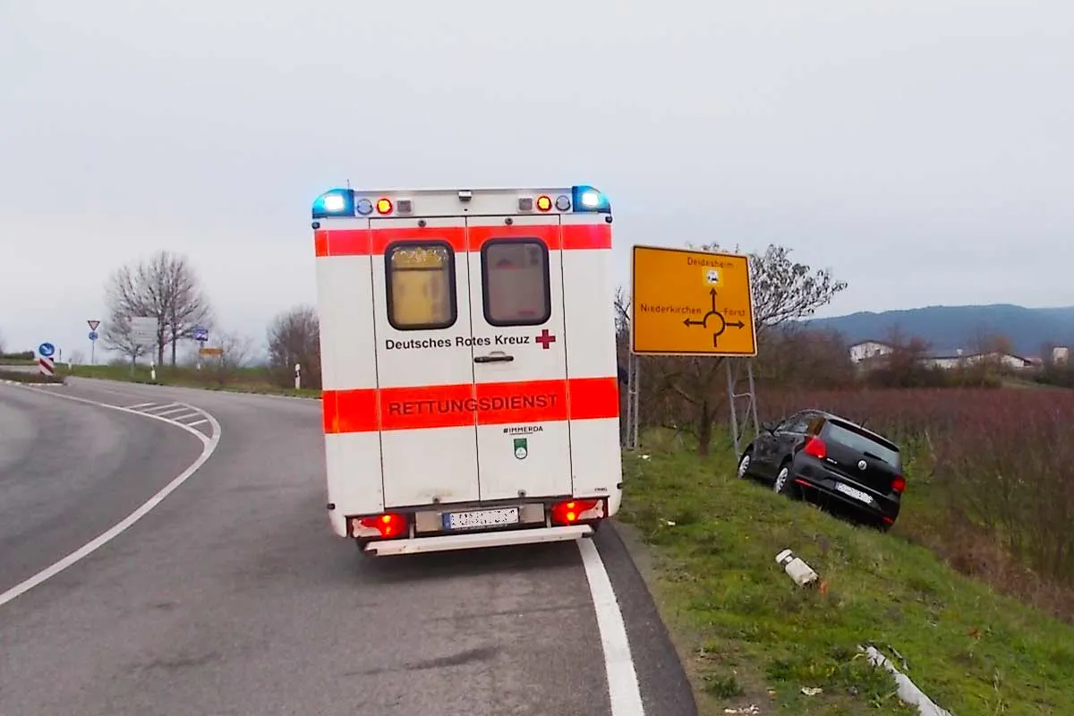 Unfall in Deidesheim - Auto stürzt in Graben und mit Wegweiser kollidiert