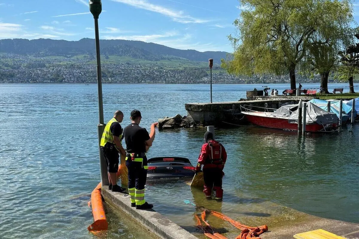 Stäfa ZH - Auto rollt in den Zürichsee