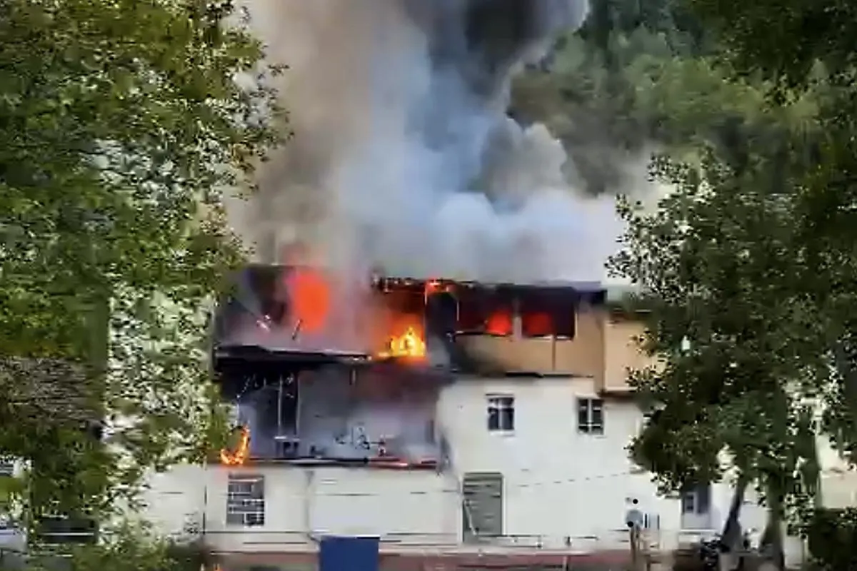 Calw - Feuerwehr hat Dachstuhlbrand schnell gelöscht - Drei Verletzte - 300.000 Euro Schaden bei Großbrand