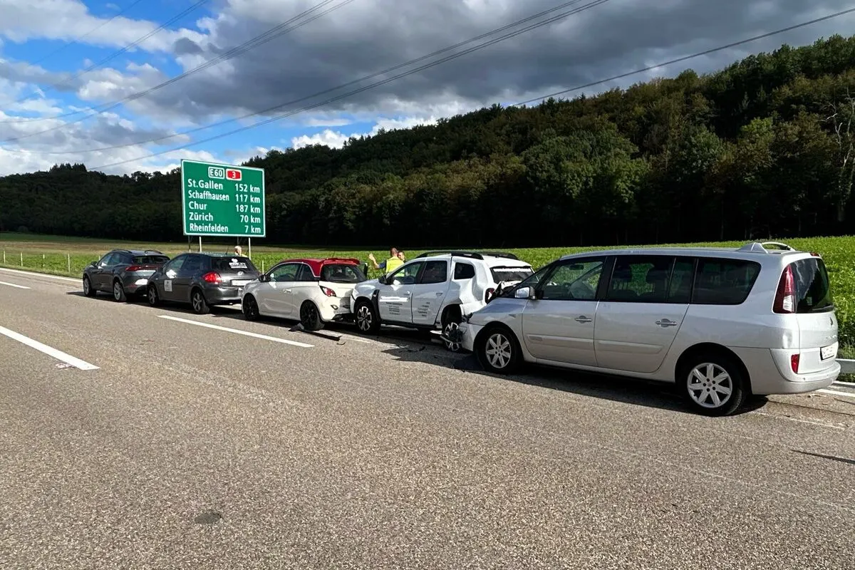 Kaiseraugst AG - In eine Fahrzeugkolonne geprallt 