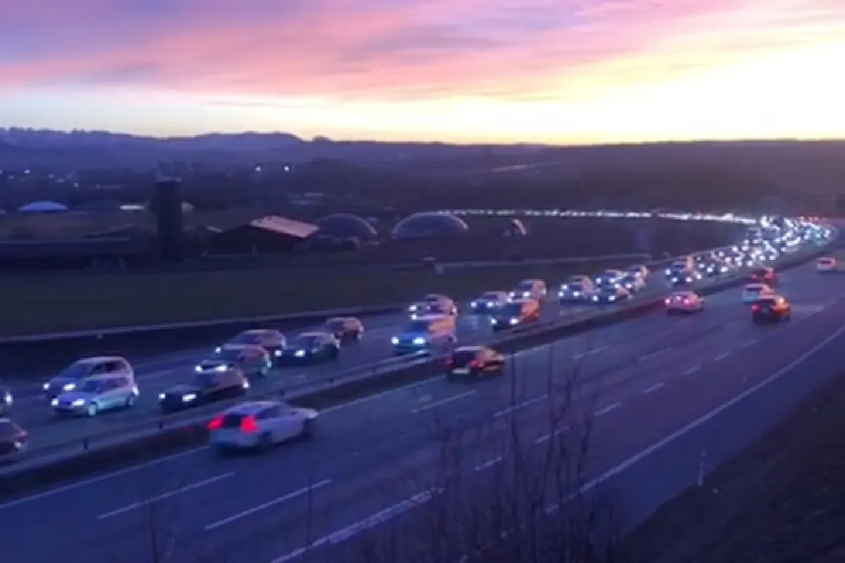 A1 Kernenried BE -  Autobahn nach Unfall blockiert - zwei Verletzte